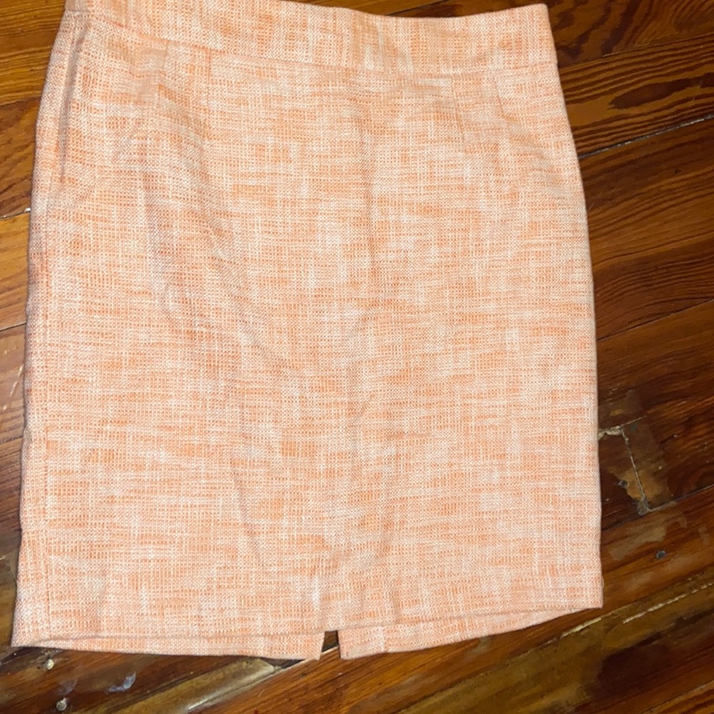 Women’s banana republic skirt just above the knees zipper and skirt is lined..